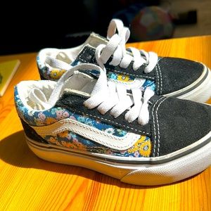 Vans 10.5 in little kids. Worn 1x. Run more like a 10